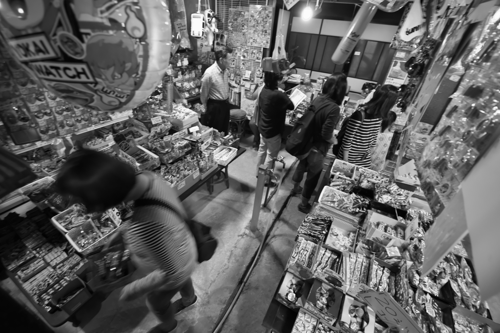 モノクロ散歩2015：だがし丸五商店ｄ