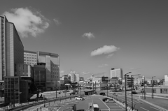 モノクロ散歩2015：平行在来線駅前