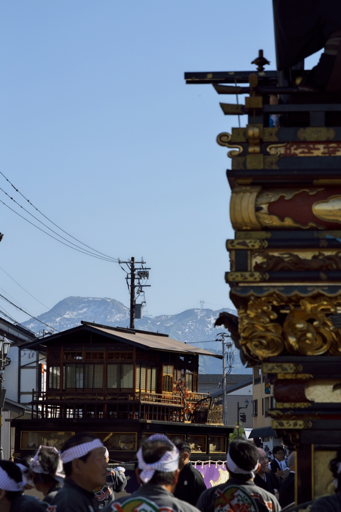 城端曳山祭2015：庵屋台ごしの袴腰山