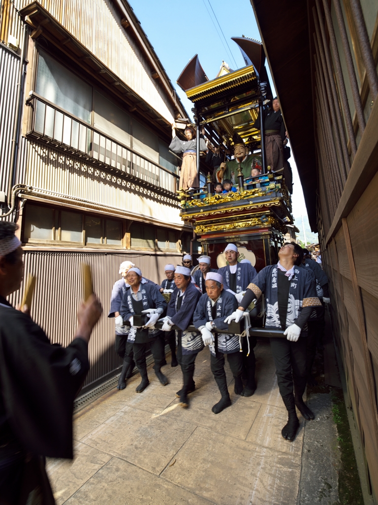 城端曳山祭2015：すれっすれ（竹田山）