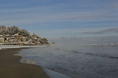 寒い朝2013g：浜から灯台
