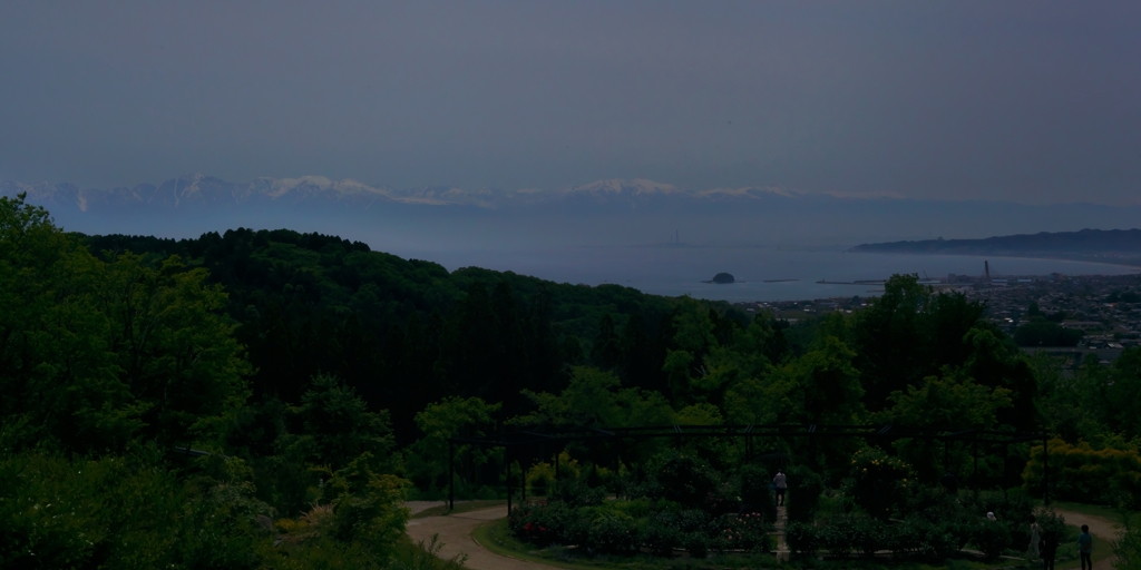 初夏の海と立山