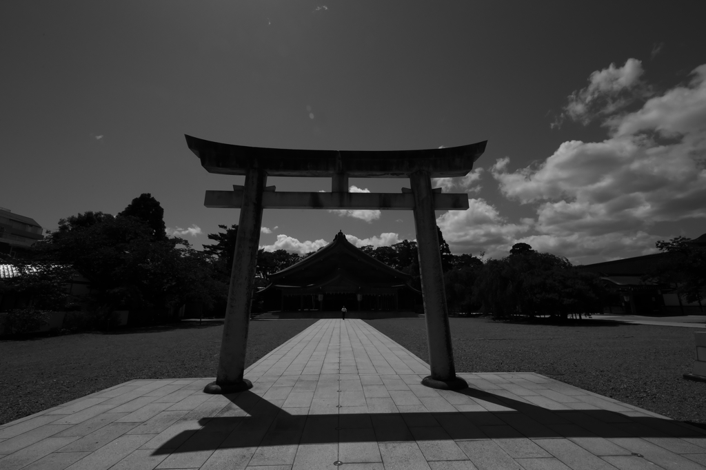 モノクロ散歩2015：護国神社にてa