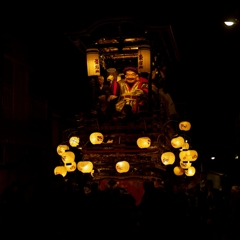 城端曳山祭2015：夜の街を行く（東耀山a）