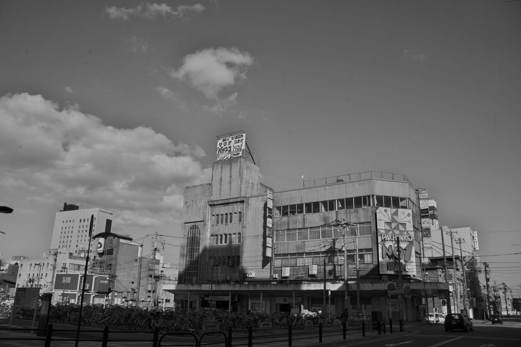 モノクロ散歩2016：駅前ビル第２列