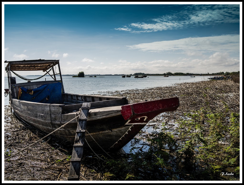 ダムに小さな魚船