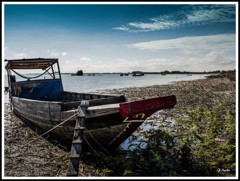 ダムに小さな魚船