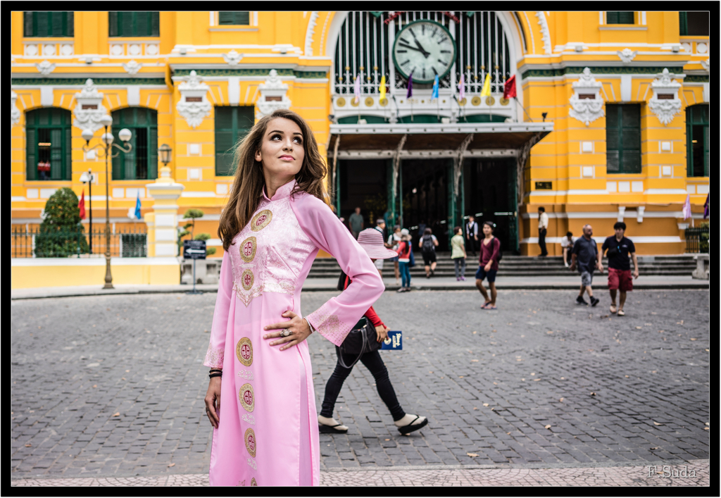 サイゴン中央郵便局前出会ったアオザイの外国の方