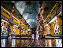 神殿の内部が広くて綺麗