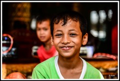 お寺は子供たちの遊び場かな。