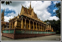 金いろの寺が多いと思われる。