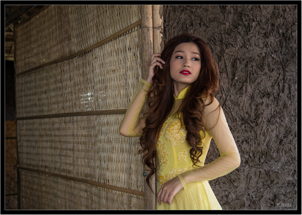 金色のアオザイーが似合う