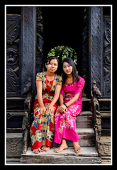 お寺でのんびりした女性たち