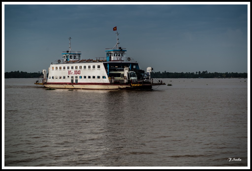 トラビン市と結ぶフェリー