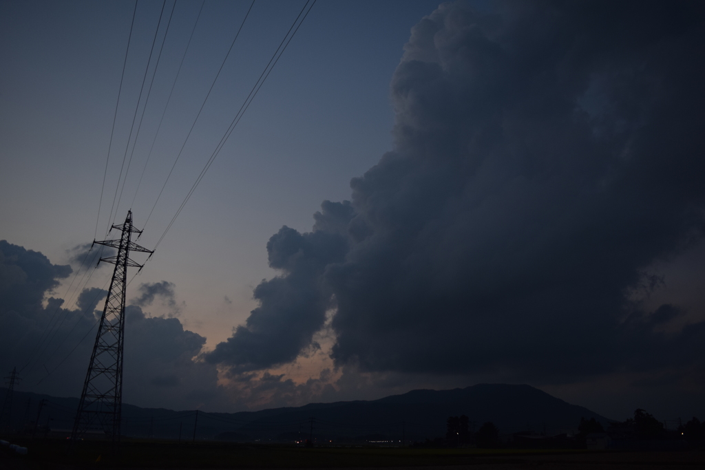 夕暮れ、鉄塔