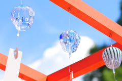 夏空と薄青の風鈴