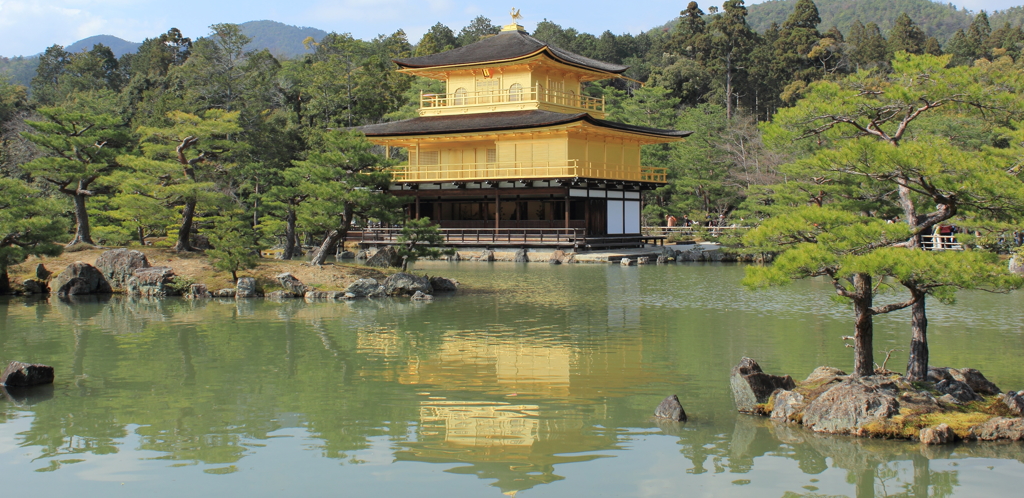 初春の金閣寺