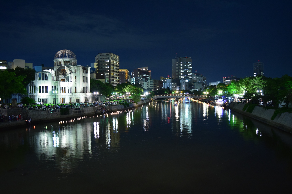８月６日　平和への願いを灯籠に乗せて