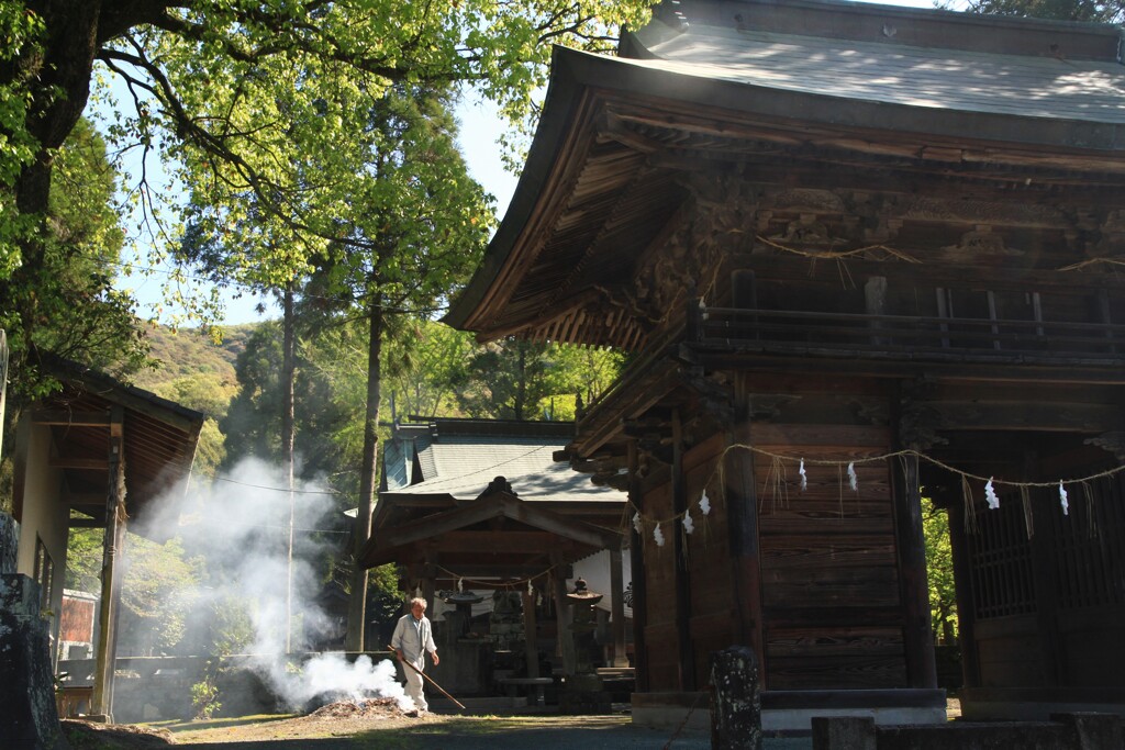 村人に守られて