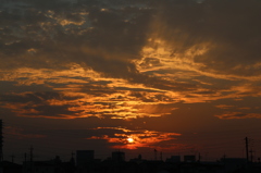 日が沈む。