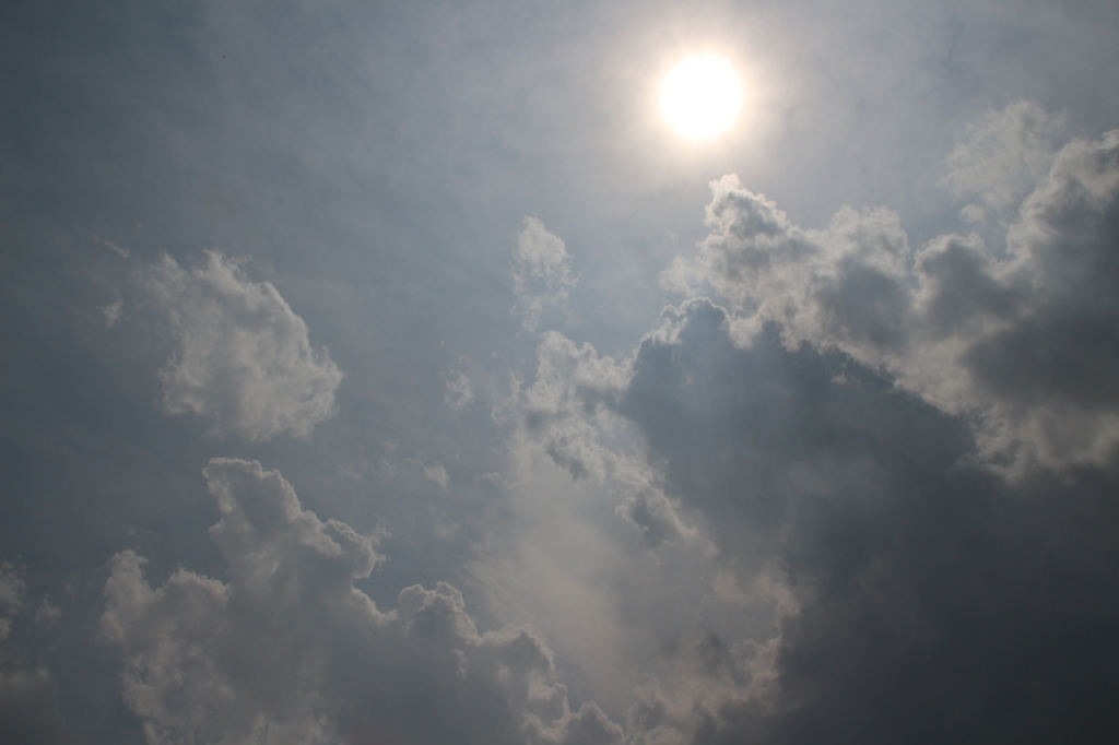 見上げた空は。