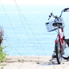 太平洋と赤い自転車。