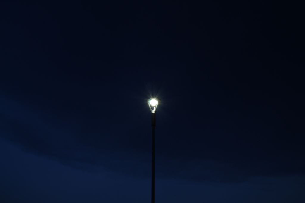 闇夜を照らす街灯の光。