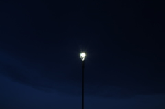 闇夜を照らす街灯の光。
