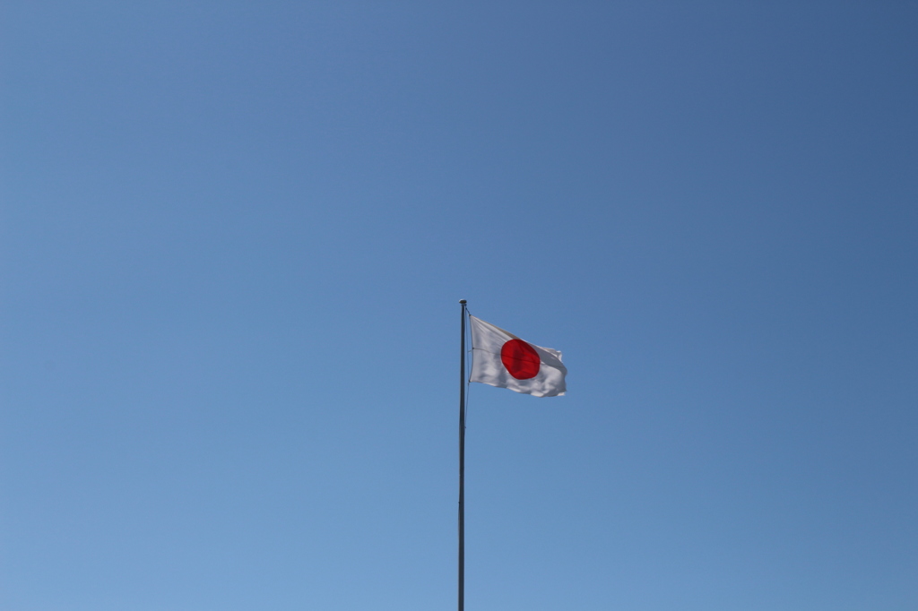 青空に掲げる日の丸。
