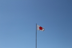 青空に掲げる日の丸。