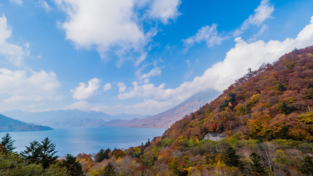 中禅寺湖スカイラインより錦秋の眺め