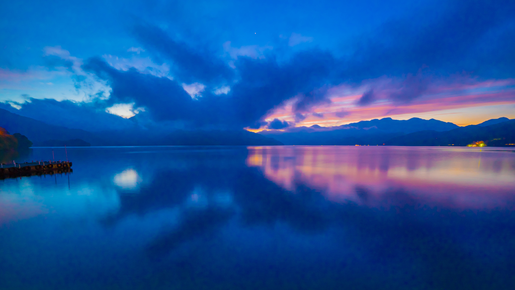 中禅寺湖畔の夕暮れ