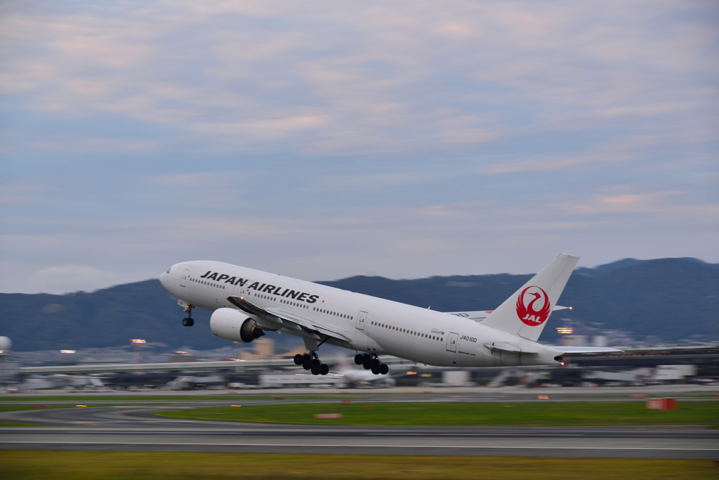 待たされた大型機がようやく飛び立つ