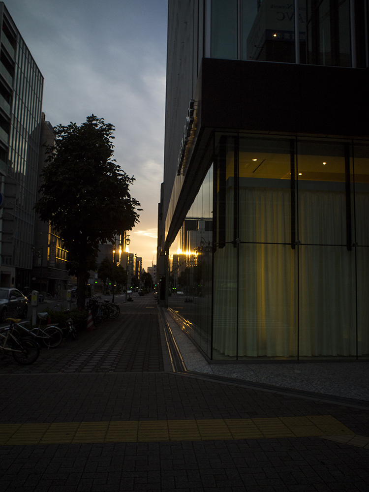 ビルのある夕景