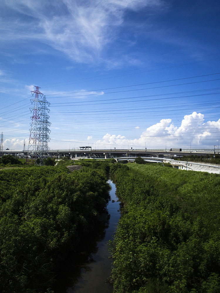 入道雲を撮ったつもりが、川に映ってる空がかっこよかったやつ