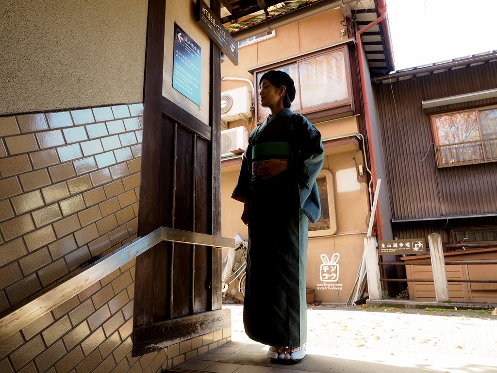 着物女子　地下道