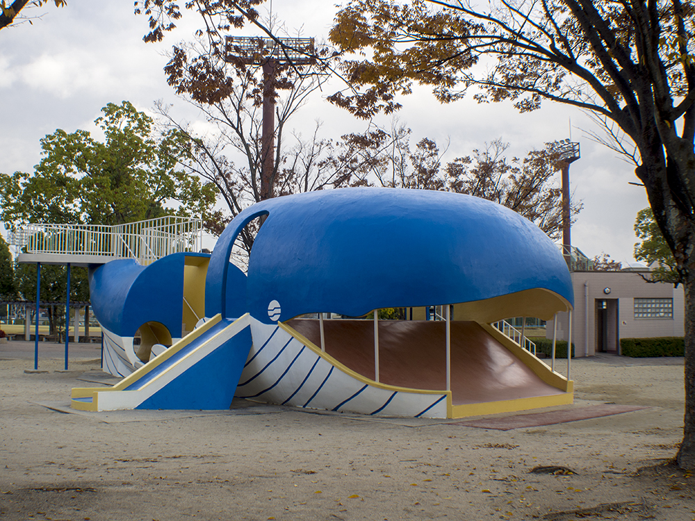 クジラ遊具