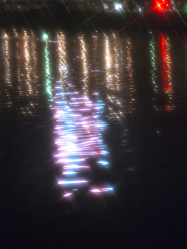 夜の水面