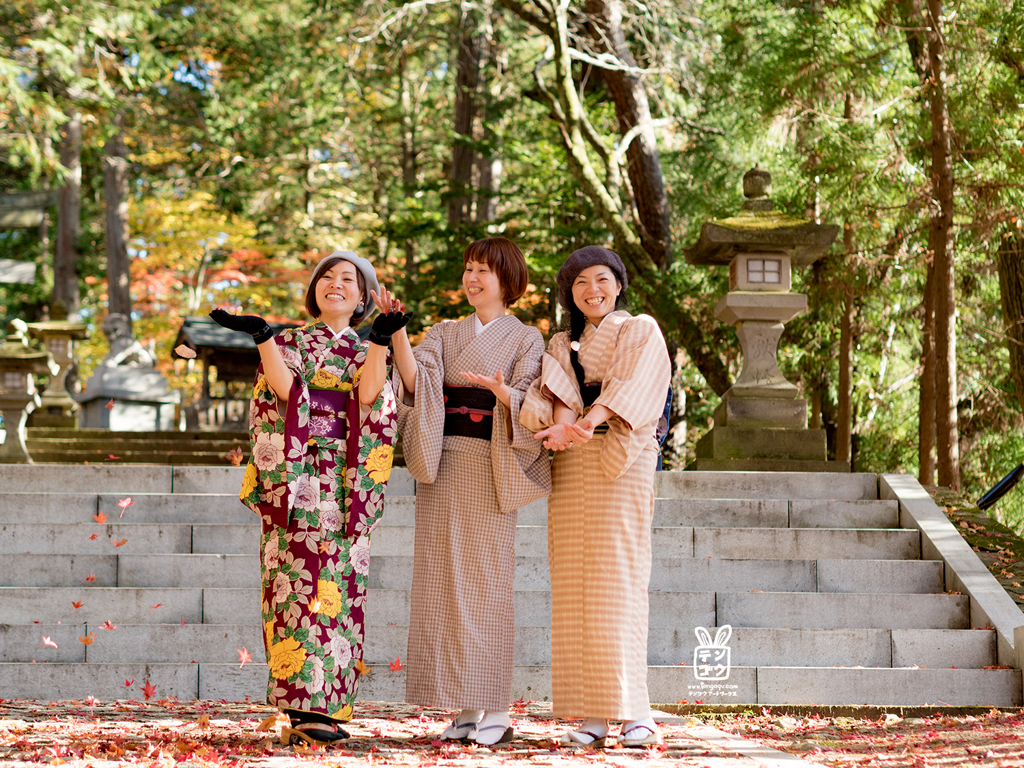 着物女子　落葉