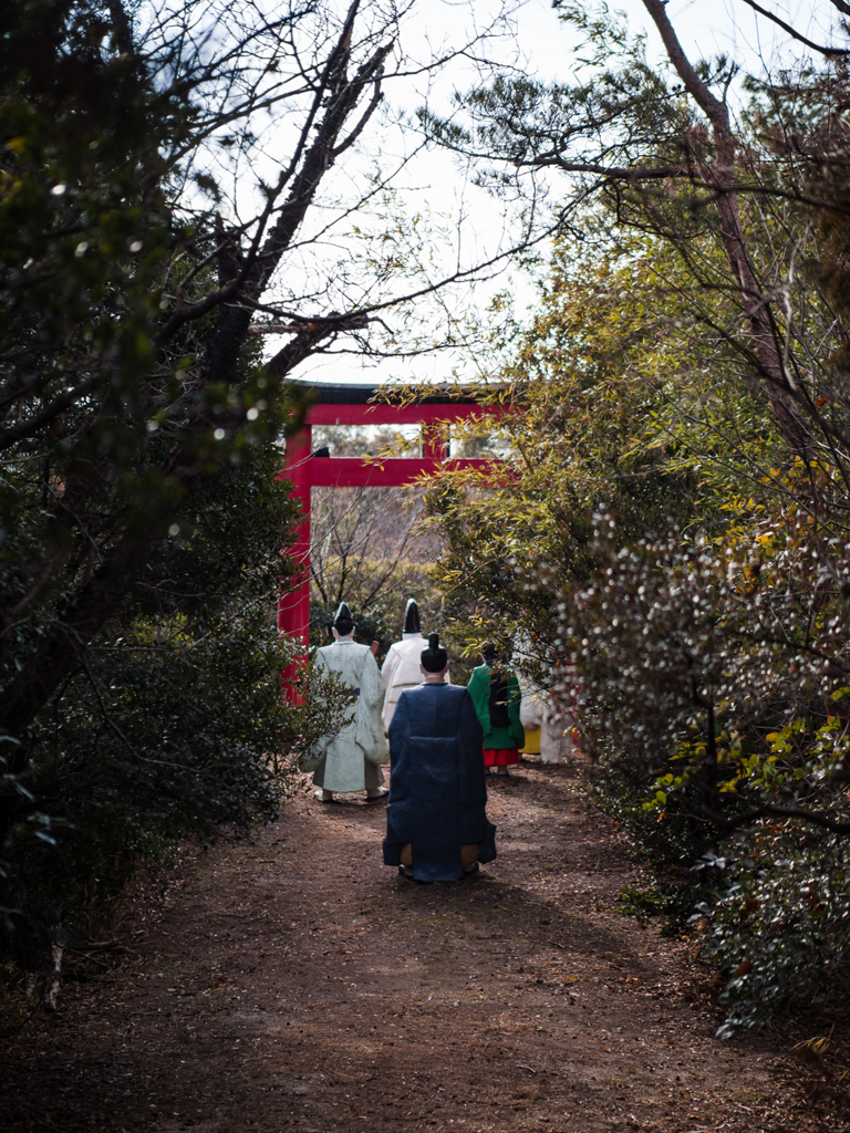 鳥居と塑像