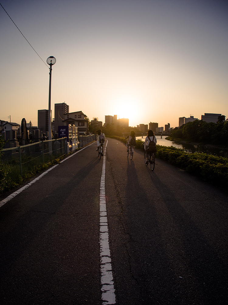 夕陽に向かって！