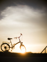 夕日の前に置いてみたら、俺の自転車がなんかかっこよかった件