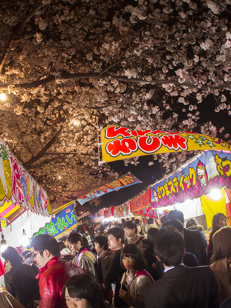 桜のお祭りの賑わい２