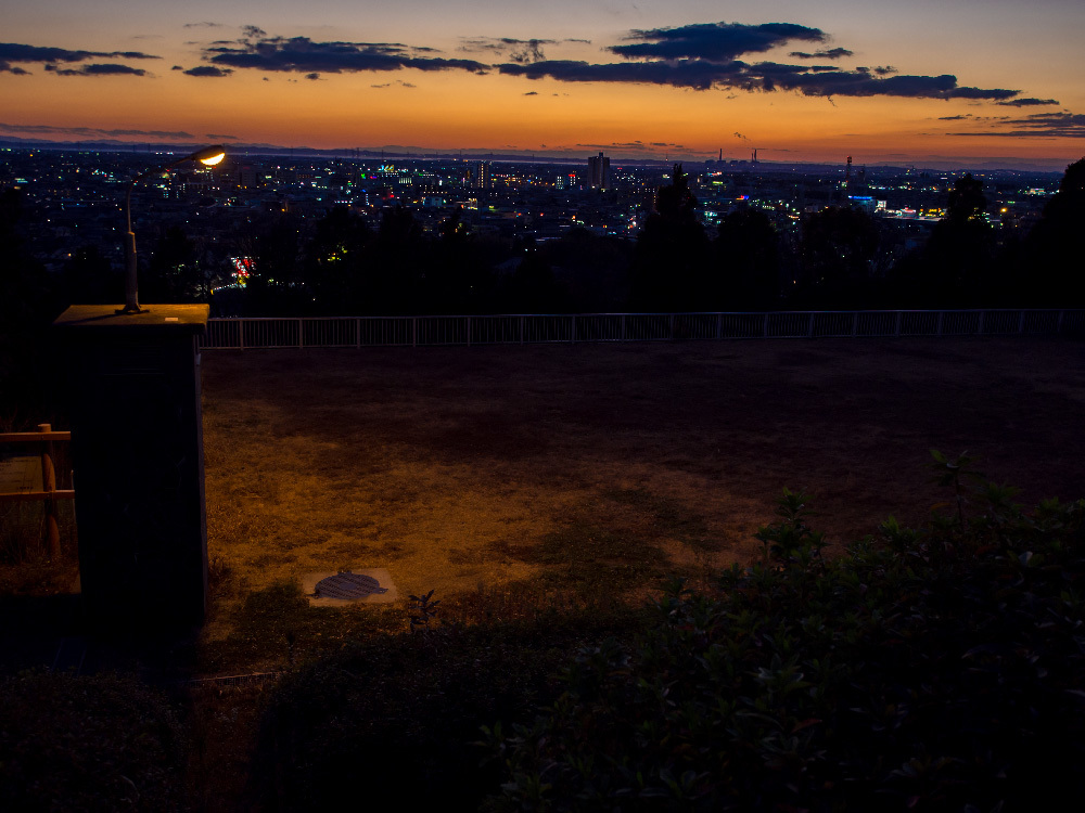 夜景と広場