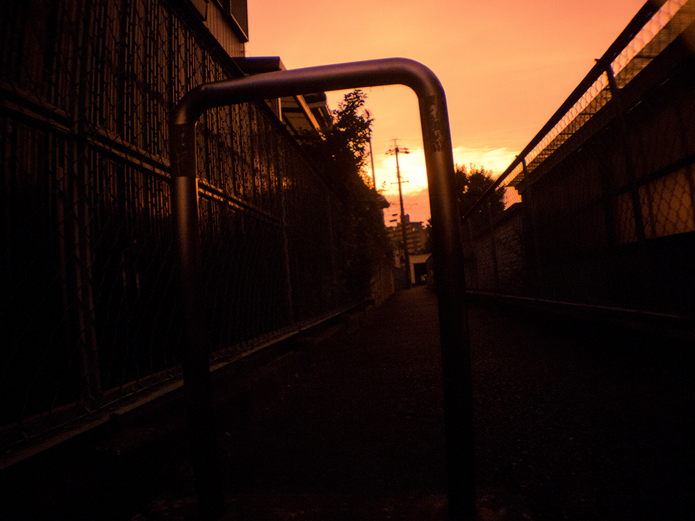 路地裏夕景　ダイダイ