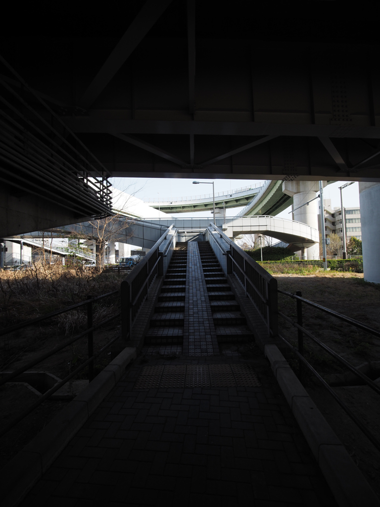 歩道橋ダウンからアッパー