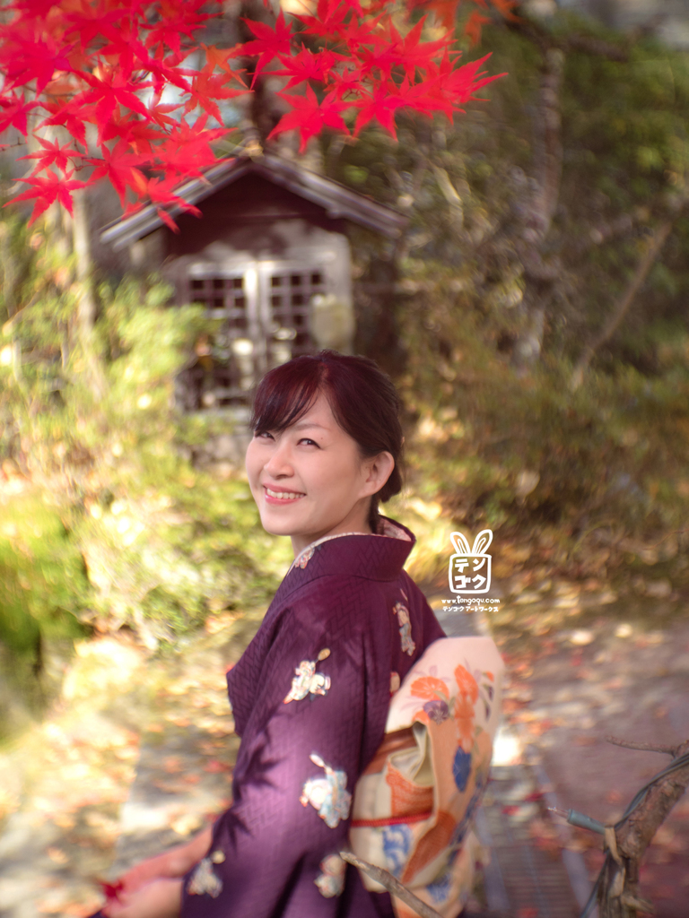 高山着物女子 祠前