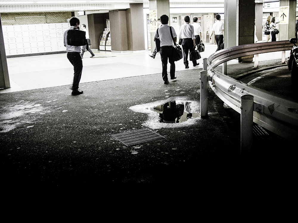 新橋駅前でMan in the Mirror な模様