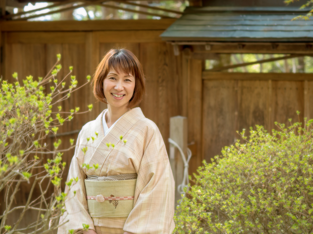 高山着物女子　中庭