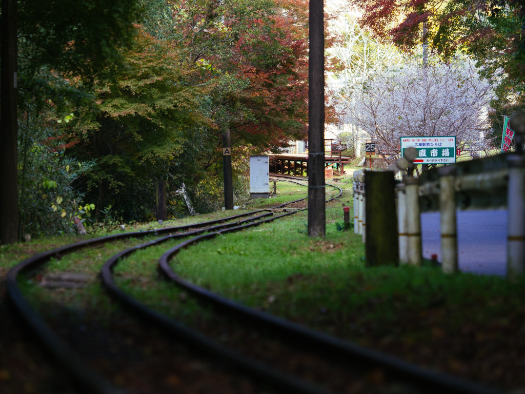 駅に向かうカーブ